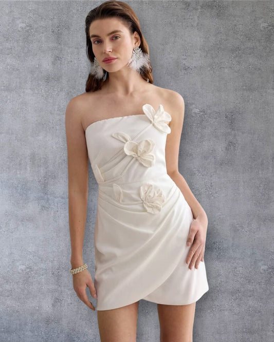 Vestido Corto Blanco Strapless con Apliques Florales