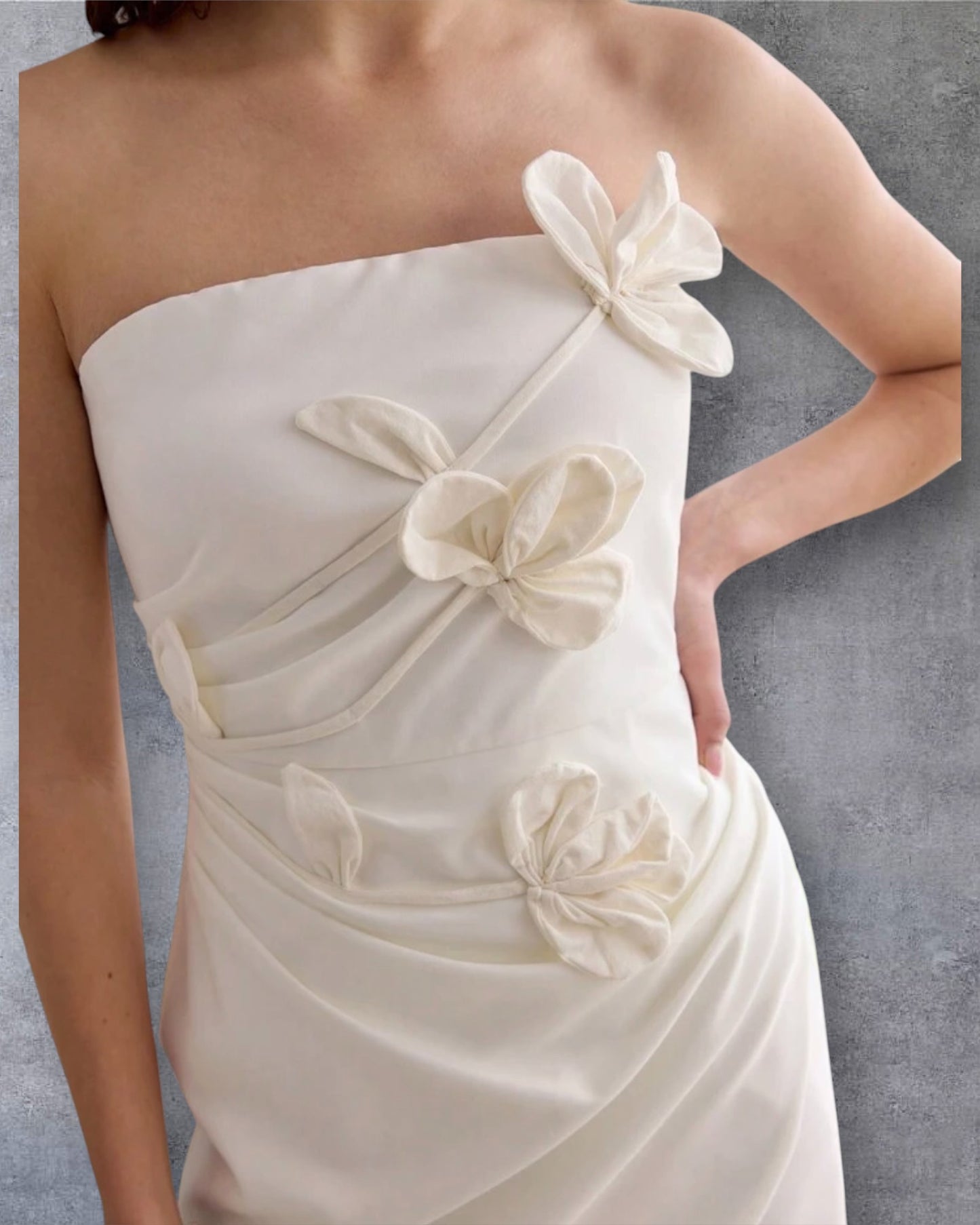 Vestido Corto Blanco Strapless con Apliques Florales