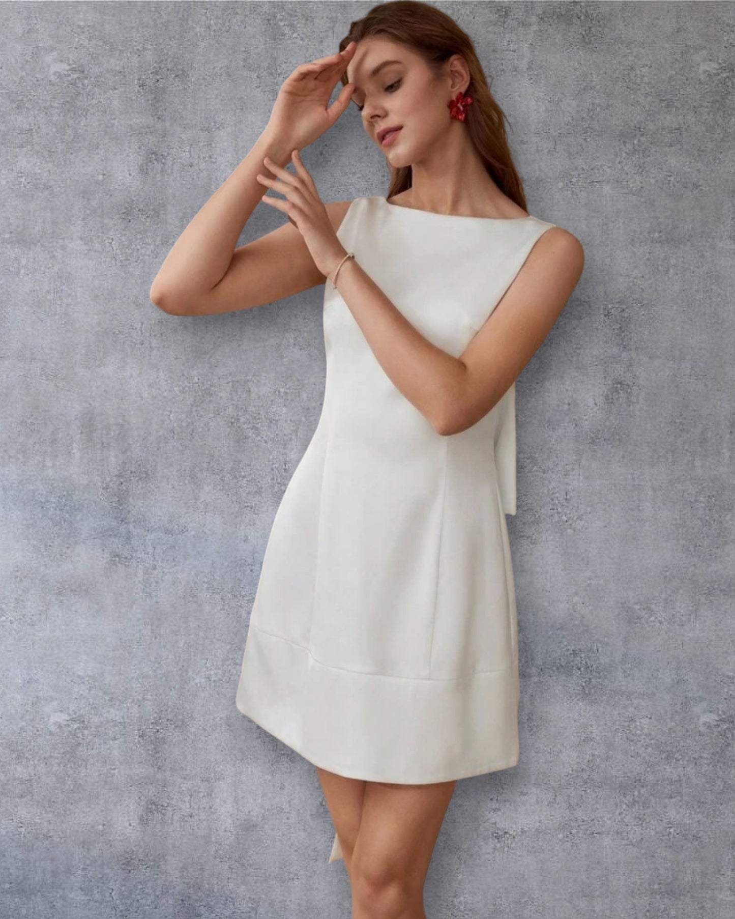 Vestido corto blanco con lazo y flor en la espalda