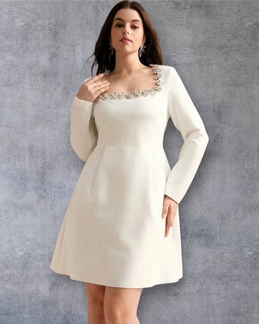 Vestido corto blanco de fiesta con manga larga y escote joya floral