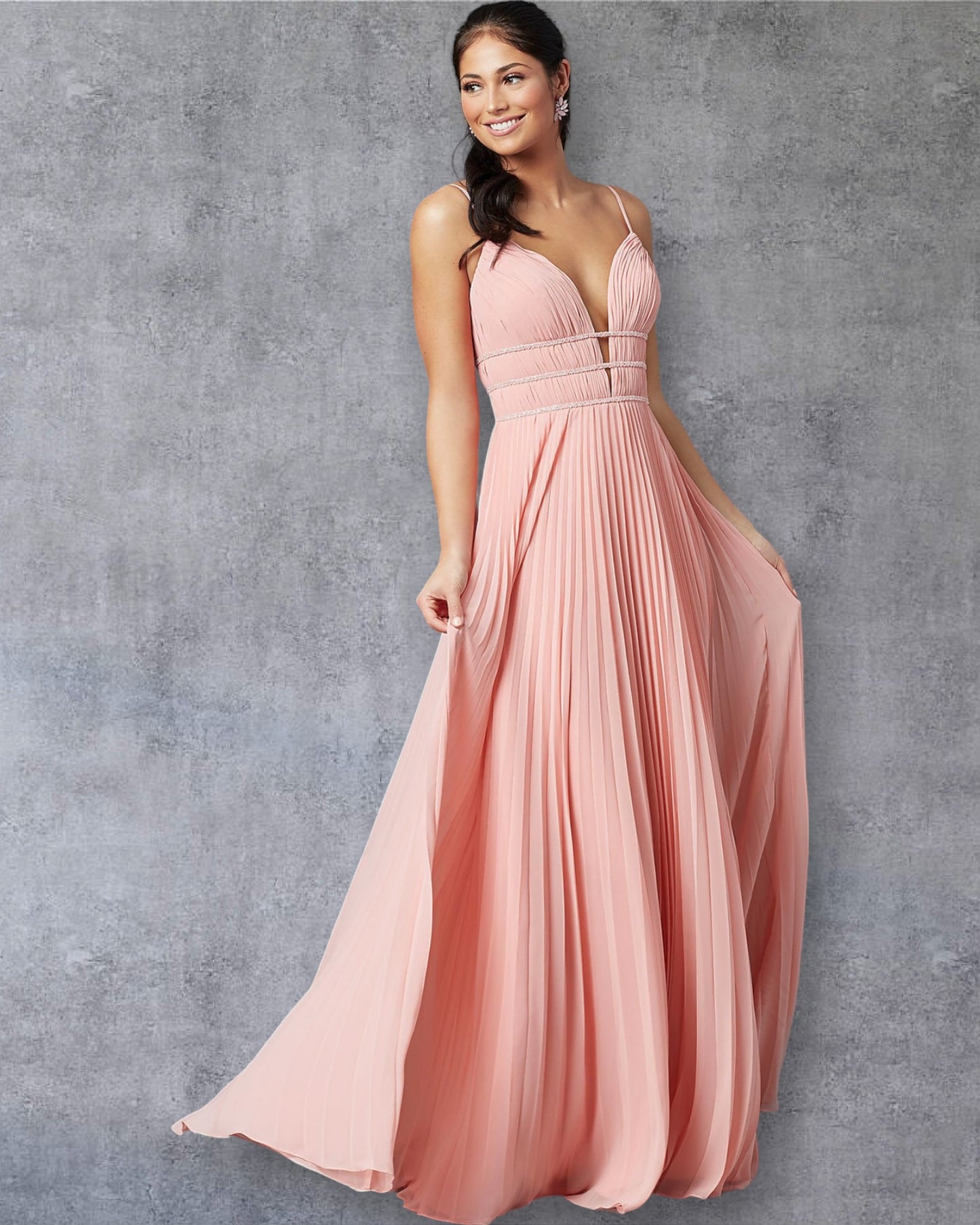 Vestido Largo Plisado en Rosa con Escote Profundo