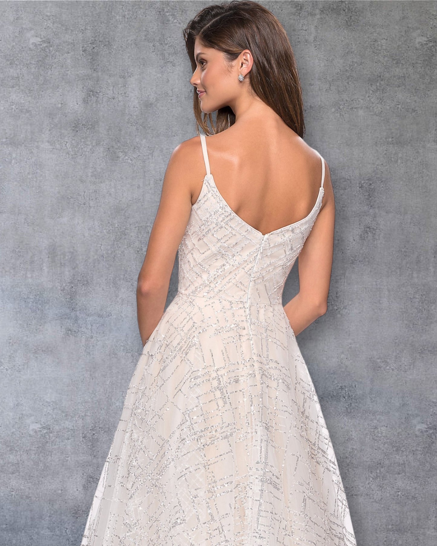 Vestido Blanco Evasé de Lentejuelas con Cintura Imperio y Bolsillos