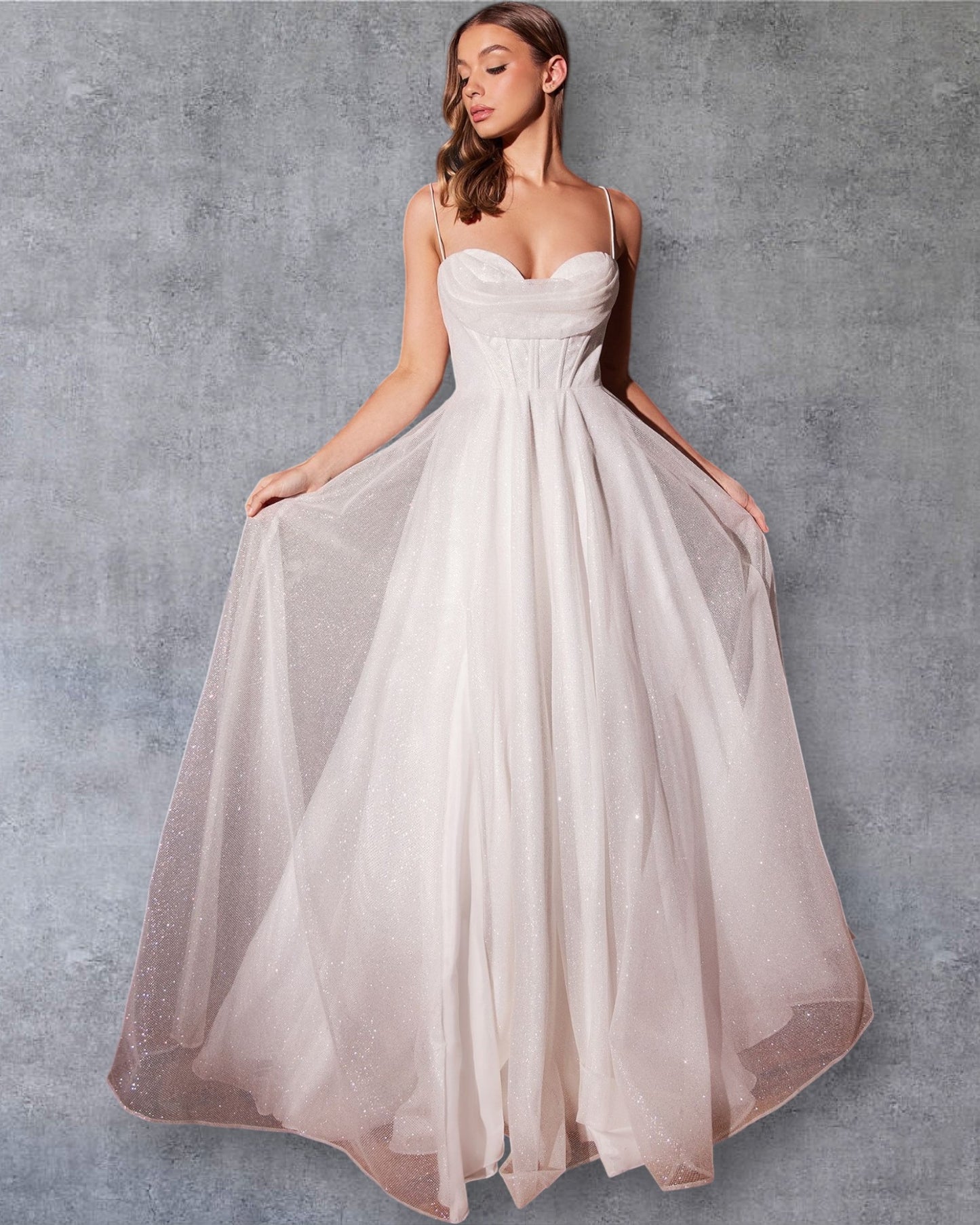 Vestido de Novia o Quinceañera en Tul con Brillo, Escote Corazón y Falda Princesa