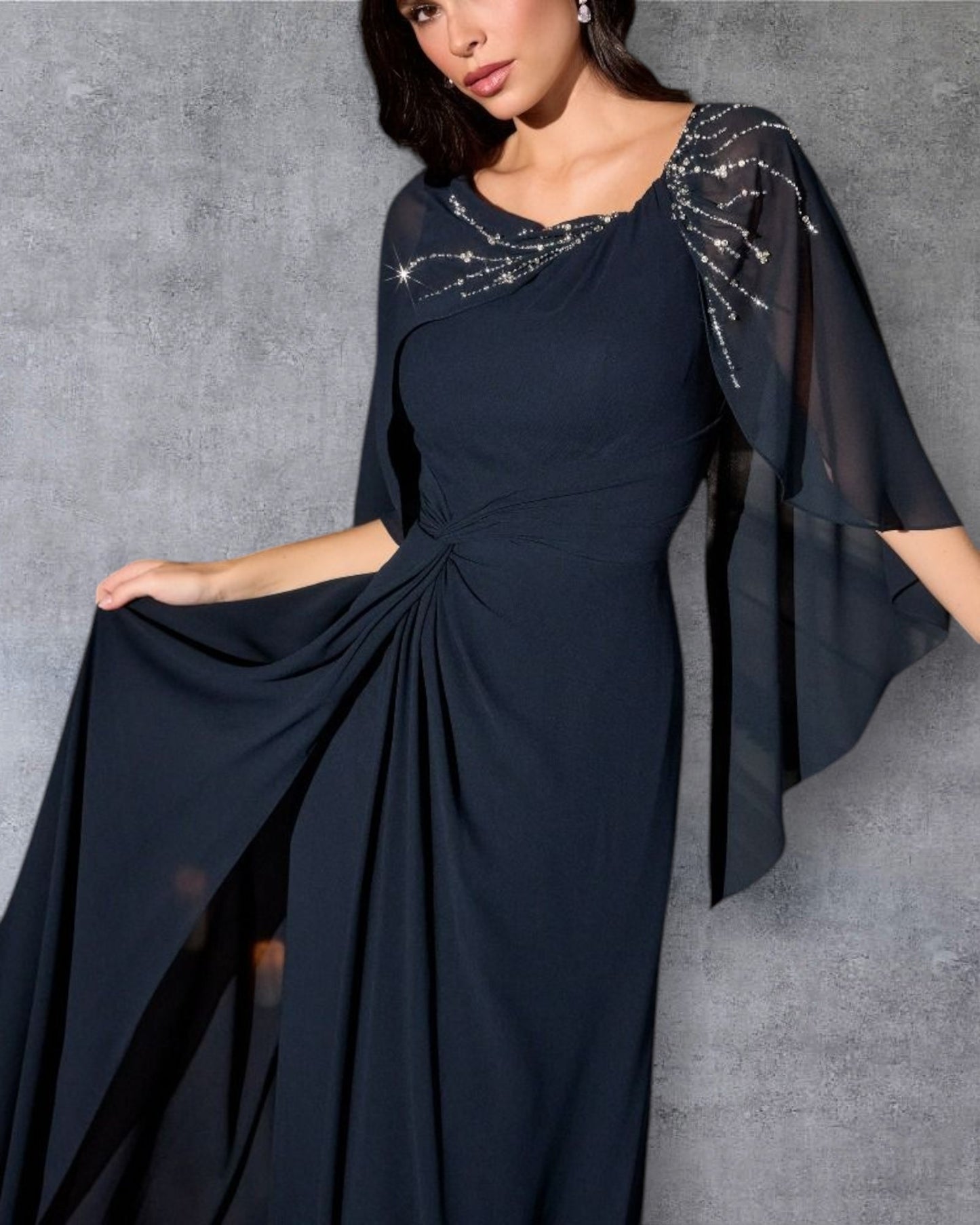 Vestido de Fiesta con Capa Fluida y Drappeado