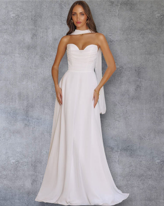 Vestido de Novia Minimalista con Escote Corazón y Chal de Gasa