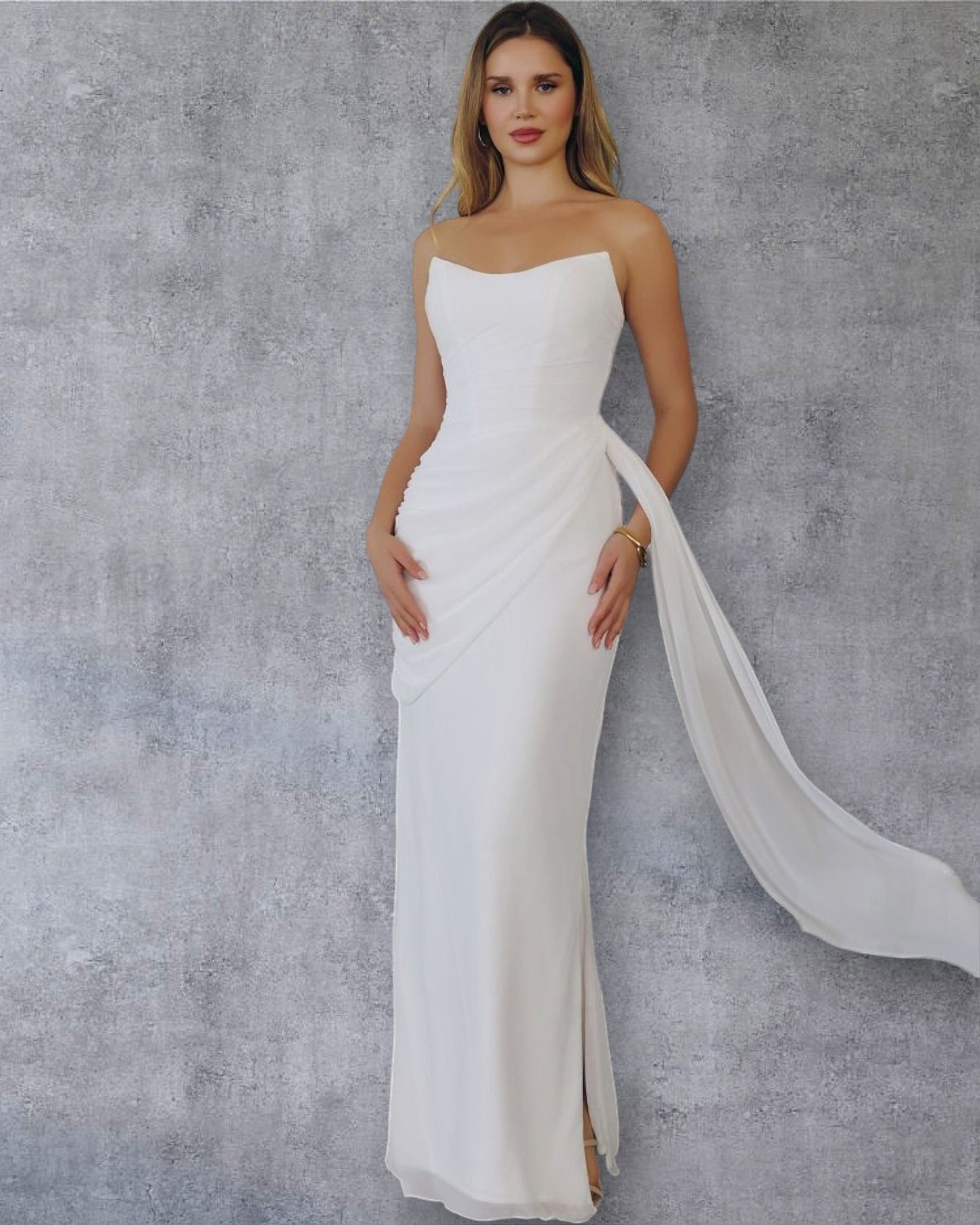 Vestido de Novia Minimalista con Falda Recta y Detalle Drapé